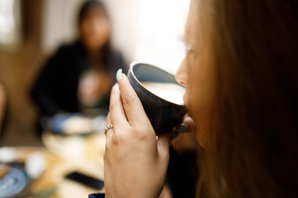 喝拿铁咖啡图片下载