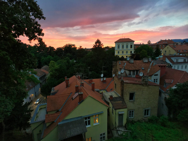 克罗地亚萨格勒布的卡普托尔附近，夕阳西下图片下载