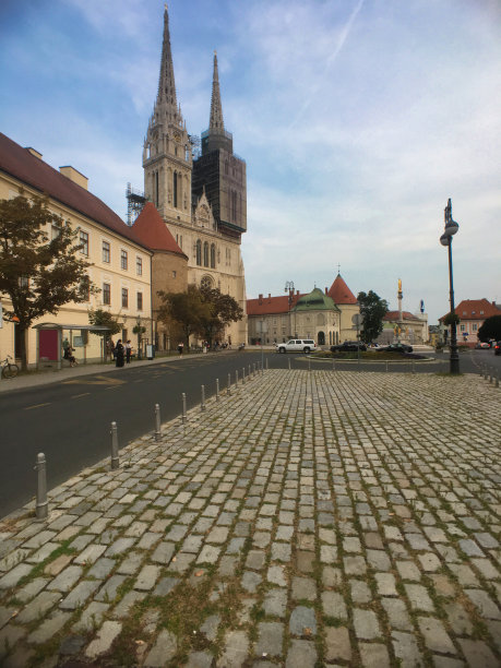 摄于萨格勒布老城区的卡普托尔广场，展示了在翻修期间大教堂的景象。图片下载