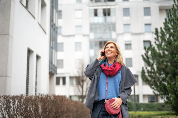 成年快活的女人在户外用手机聊天库存照片图片下载