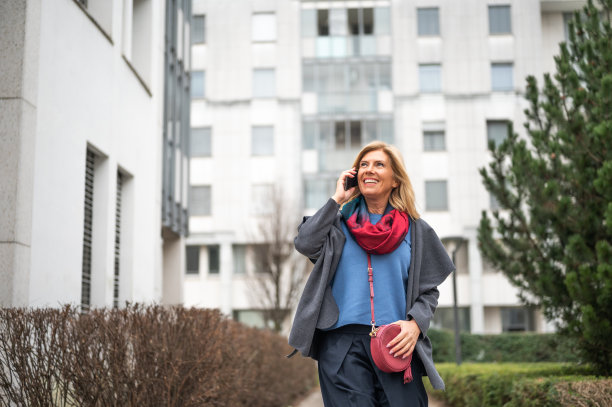 成年快活的女人在户外用手机聊天库存照片图片下载