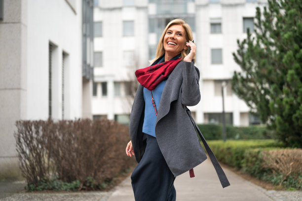 成年快活的女人在户外用手机聊天库存照片图片下载