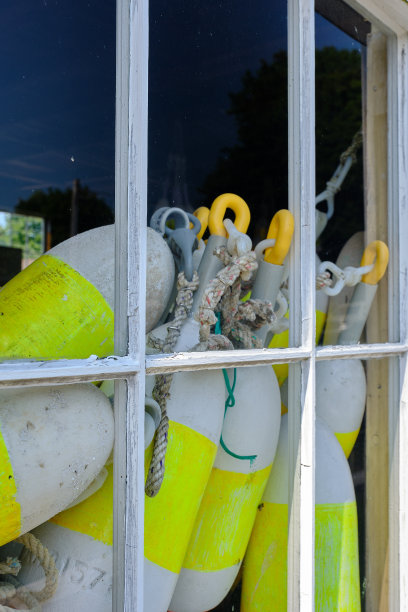 五颜六色的龙虾彩车装饰着缅因州海岸的木制捕虾码头图片下载