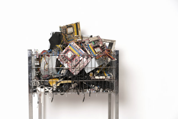 各种电脑零件和电子废品隔离在白色上图片下载