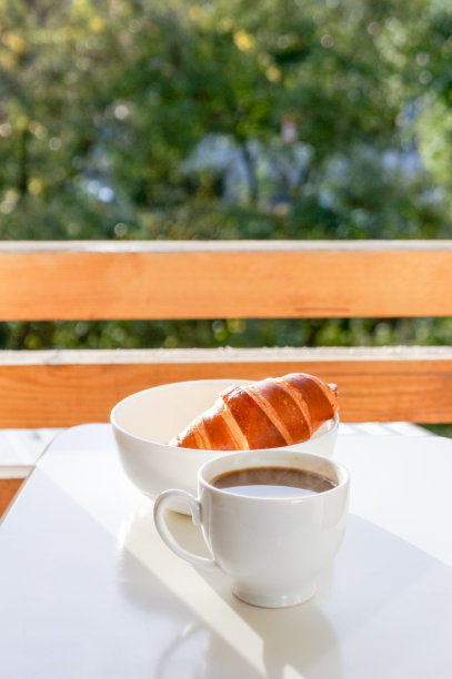 新鲜的法式牛角面包配黄油图片下载