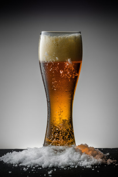 深色背景上的一杯啤酒。图片下载