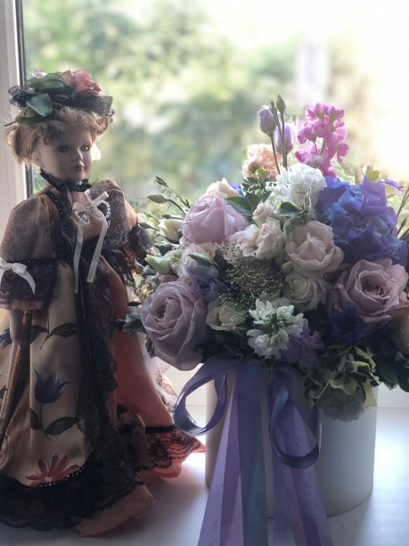 窗户上的娃娃图片下载