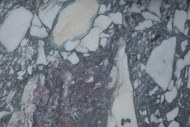 大理石灰色背景。大理石纹理。自然的花纹。花岗岩自然乏味的东西。灰粉色的石头背景。天然石材表面图片下载