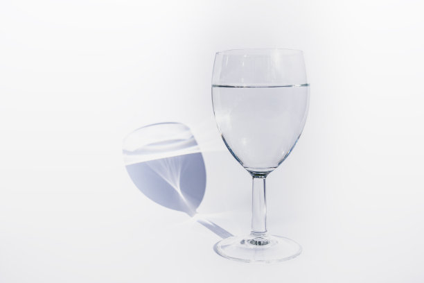 酒杯里的纯净水图片下载