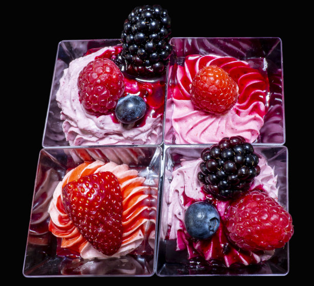 美味的混合红果慕斯甜点。草莓，覆盆子，蓝莓和黑莓图片下载