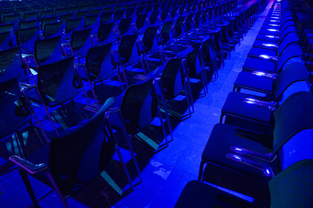 会议厅里的蓝色椅子图片下载