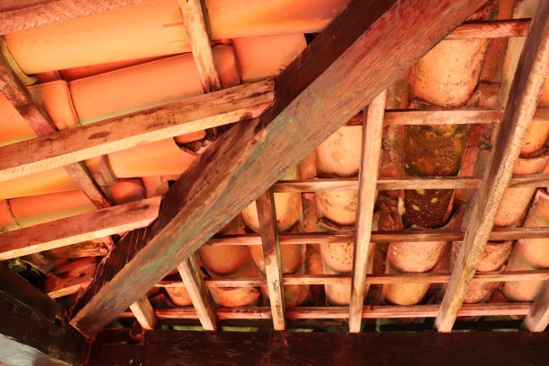 红色粘土瓦与木材支撑图片下载