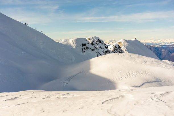 雪山山脊上的一群徒步旅行者图片下载