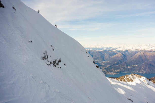 雪山山脊上的一群徒步旅行者图片下载