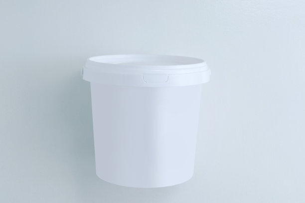 白色背景上的白色封闭漆桶。从以上观点。回家修理。图片下载