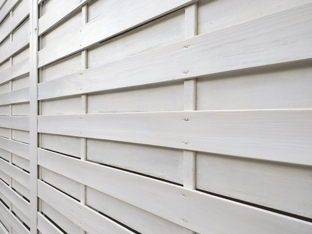 白色背景纹理的水平木栅栏板。透视图。水平白板的细节。图片下载