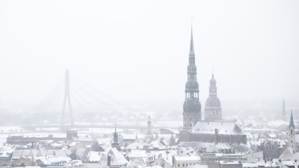 雾中的里加圆顶和圣彼得大教堂图片下载