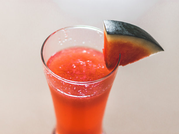 切片西瓜在白色盘子与勺子和叉子股票照片与白色背景。图片下载