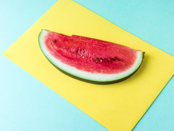 切片西瓜在白色盘子与勺子和叉子股票照片与白色背景。图片下载