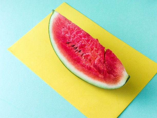 切片西瓜在白色盘子与勺子和叉子股票照片与白色背景。图片下载