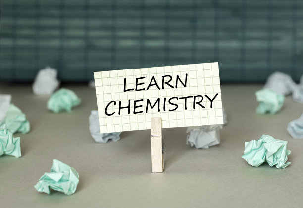 一杯卡布奇诺，一个玻璃杯，一支马克笔，一支钢笔，三支彩色铅笔和一个在黑色背景上写字的笔记本。从以上观点。弥补。图片下载