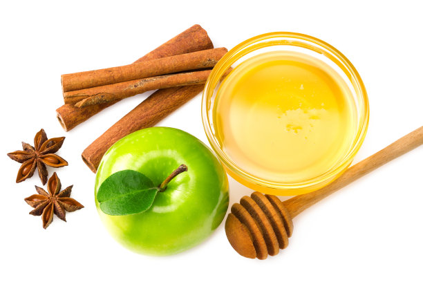 绿苹果切片，绿叶，肉桂，蜂蜜和八角孤立在白色背景。俯视图图片下载