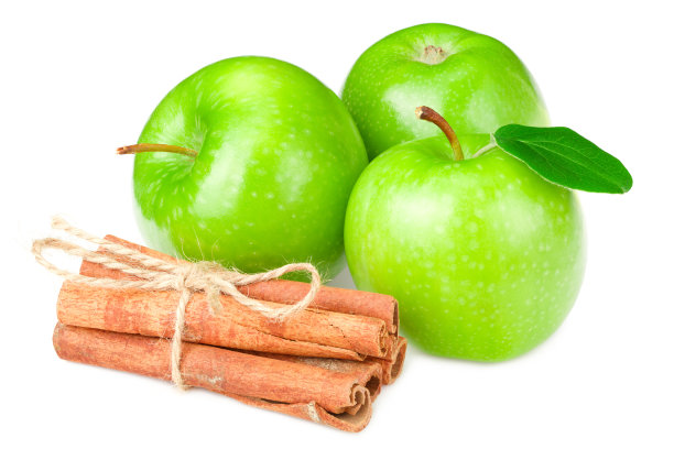 绿苹果，绿叶和肉桂孤立在白色背景图片下载