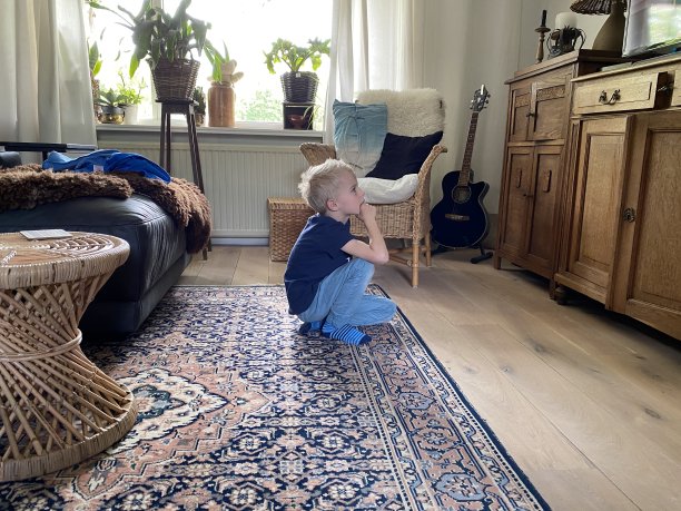 男孩看电视图片下载