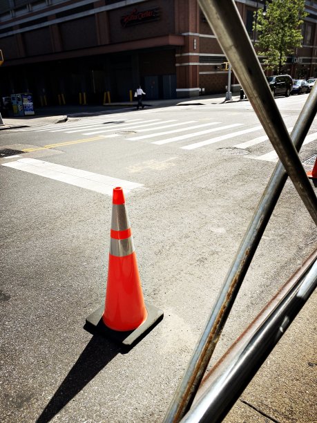 城市街道上的脚手架图片下载