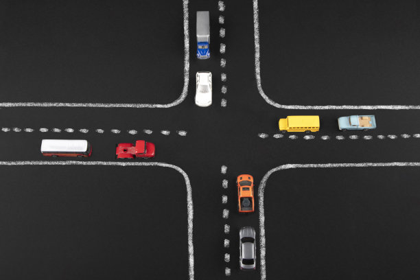 十字路口在黑板上图片下载