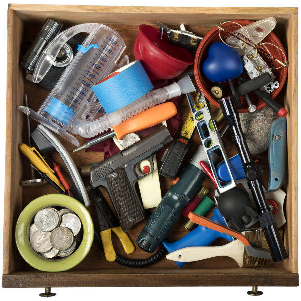 抽屉里装满了杂物，里面有古董手枪和各种各样的物品。孤立在一个白色裁剪路径图片下载