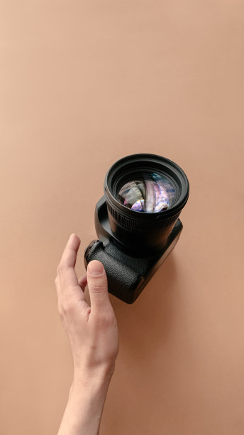 一个年轻女子手里拿着照相机图片下载