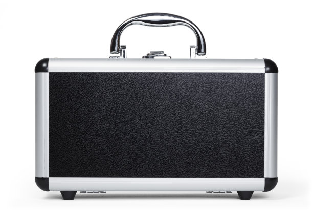 铝手提箱孤立在白色背景与剪切路径。前视图。素材图片