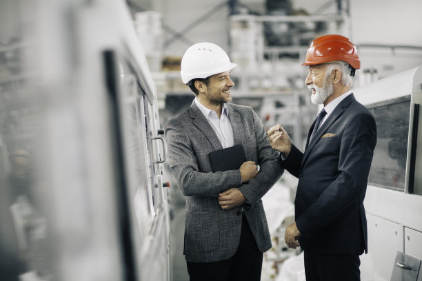 在工厂里一起工作的同事图片下载