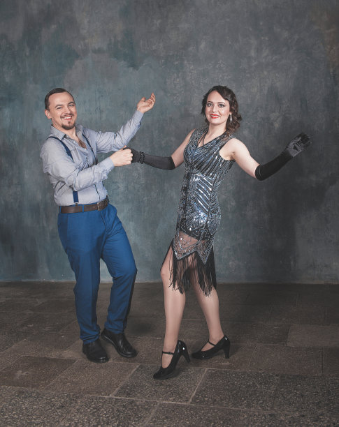 美丽的女人和英俊的男人在复古20 - 30风格的舞蹈图片下载