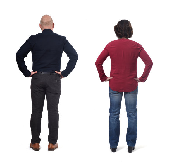 一对情侣站在白色背景上图片下载