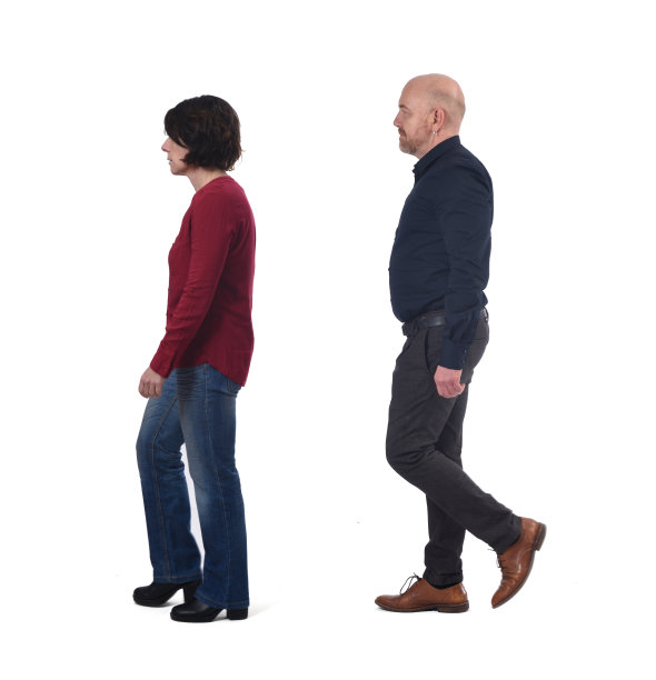 一对情侣站在白色背景上图片下载