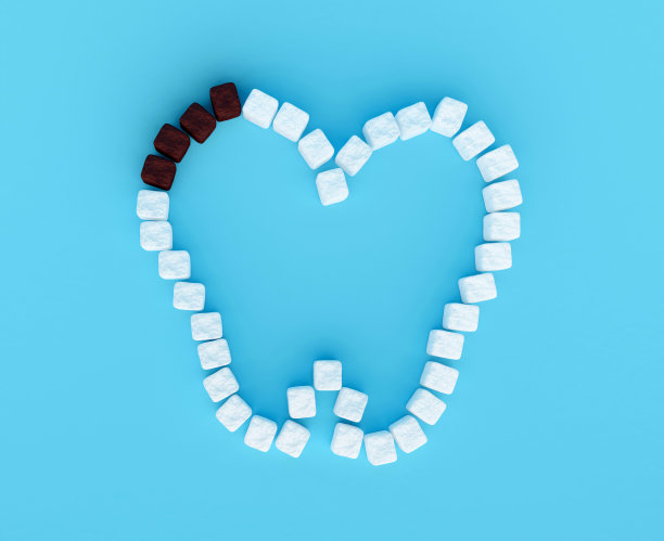 牙齿由蓝色背景的方糖，一些红糖方糖，概念甜的牙齿，龋齿。糖是蛀牙的原因。三维渲染图片下载