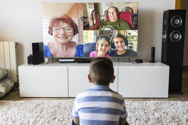 一个小孩在电视上打视频电话图片下载