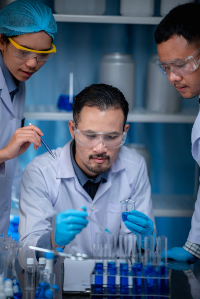 抗covid-19酒精手凝胶，化学实验室防腐剂生产研究。图片下载