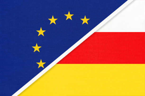 欧盟或欧盟与南奥塞梯的国旗纺织品。象征欧洲委员会协会。图片下载