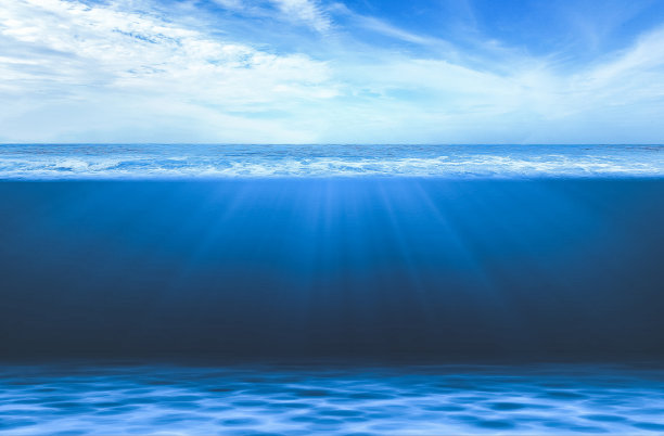 蓝色的水下海浪和深海。图片下载