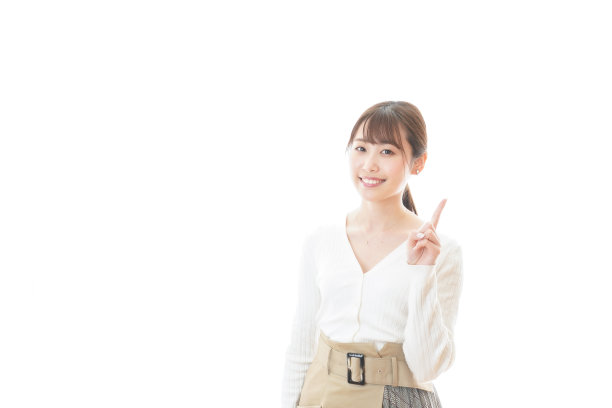 年轻女子指着，微笑着图片下载