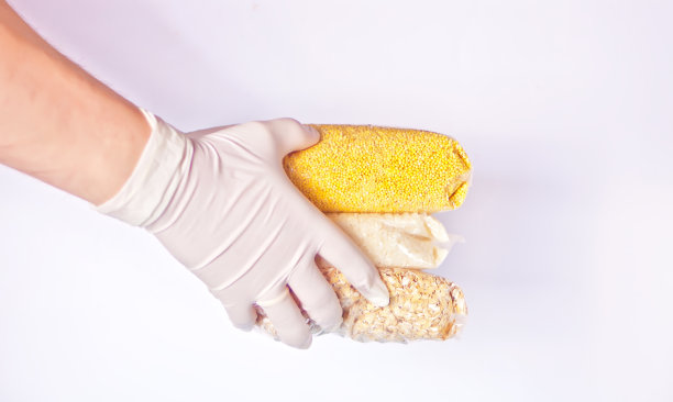 男人的手戴着橡胶手套，会有各种颗粒的透明袋子。食物捐赠。疫情期间的食品配送。非接触式产品交付。图片下载