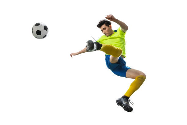 一名男足球运动员踢球图片下载
