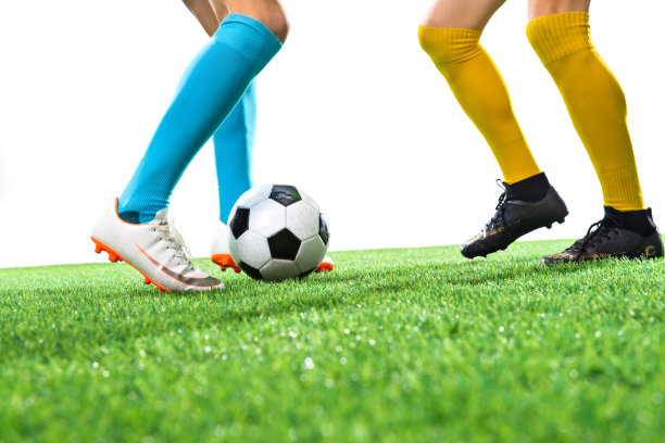 两名足球运动员踢球图片下载