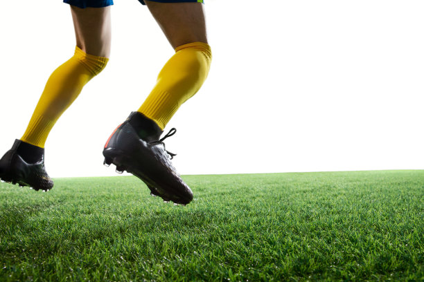 足球运动员在球场图片下载