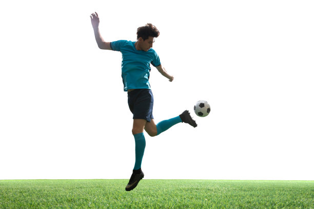 一名男足球运动员踢球图片下载