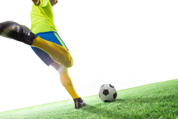 一名男足球运动员踢球图片下载