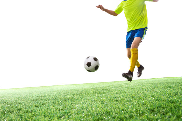 一名男足球运动员踢球图片下载